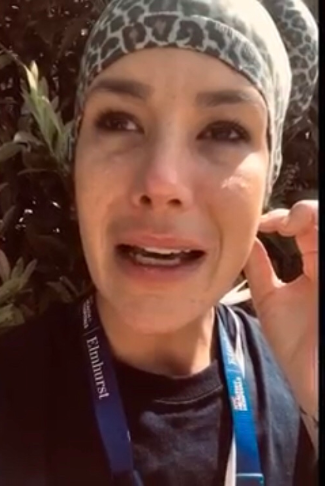 Erin weinend im Videostream